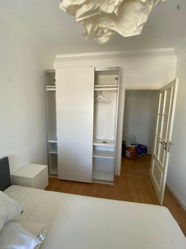 Great looking single bedroom with balcony