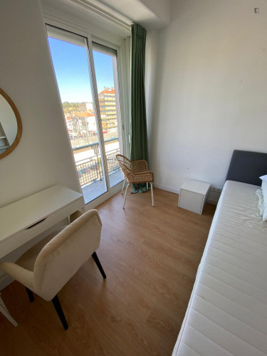 Great looking single bedroom with balcony