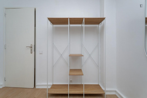 Great looking single bedroom