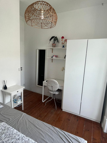 Great looking single bedroom with balcony