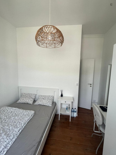 Great looking single bedroom with balcony