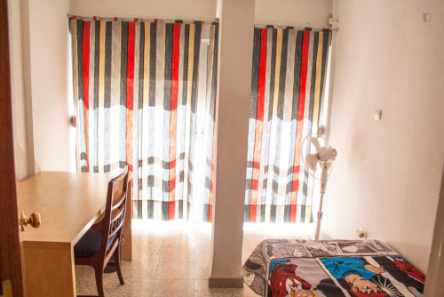 Cute single bedroom in a 3-bedroom flat, in Triana