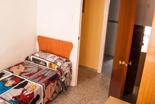 Cute single bedroom in a 3-bedroom flat, in Triana