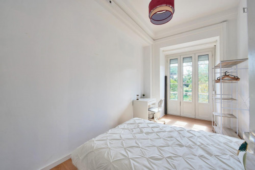 Great looking single bedroom with balcony