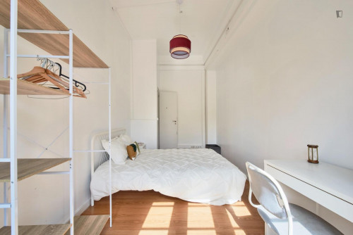 Great looking single bedroom with balcony