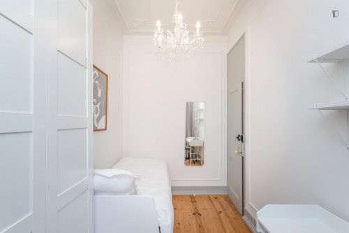 Great looking single bedroom with balcony