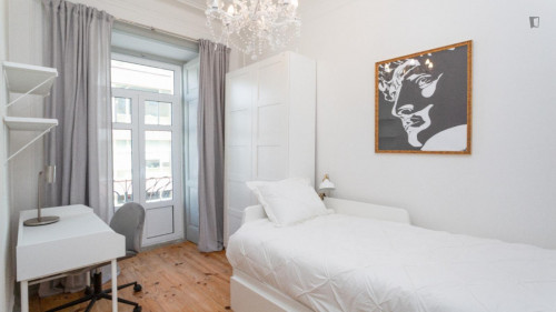 Great looking single bedroom with balcony