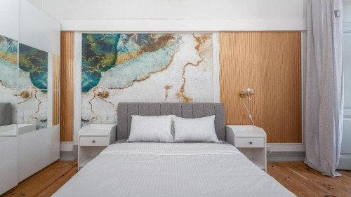 Great looking single bedroom with balcony