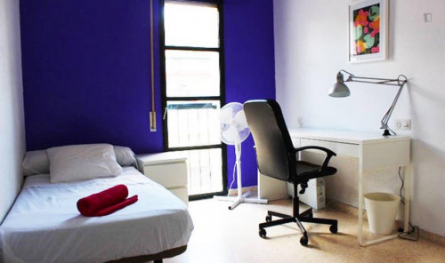 Lovely bedroom in 5-bedroom apartment