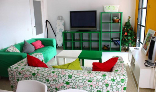 Lovely bedroom in 5-bedroom apartment