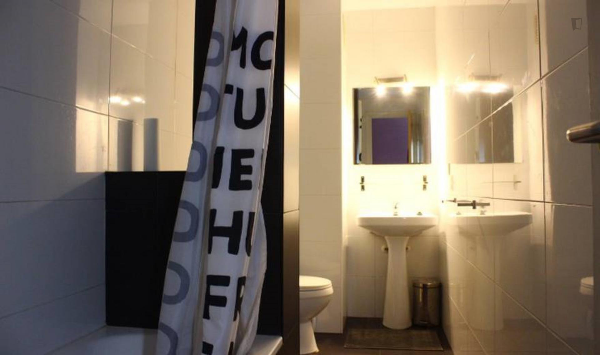 Lovable room in Erasmus students flat in Triana