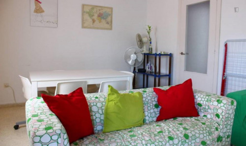 Cozy room in a flat shared with Erasmus students (92)