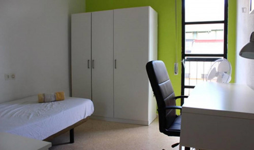 Cozy room in a flat shared with Erasmus students (92)