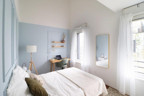 Bright double bedroom in a 6-bedroom apartment, not far from FSSEP