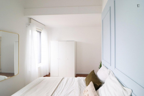Bright double bedroom in a 6-bedroom apartment, not far from FSSEP