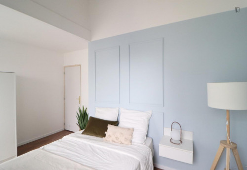 Bright double bedroom in a 6-bedroom apartment, not far from FSSEP