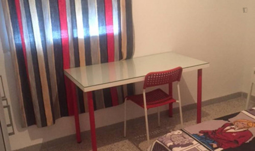 Wonderful room in 3 rooms shared flat in Triana REF: 110