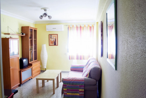 Wonderful room in 3 rooms shared flat in Triana REF: 110