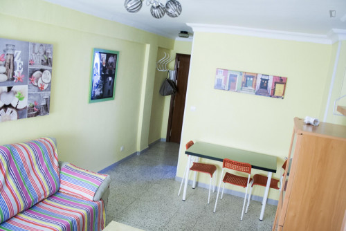 Wonderful room in 3 rooms shared flat in Triana REF: 110
