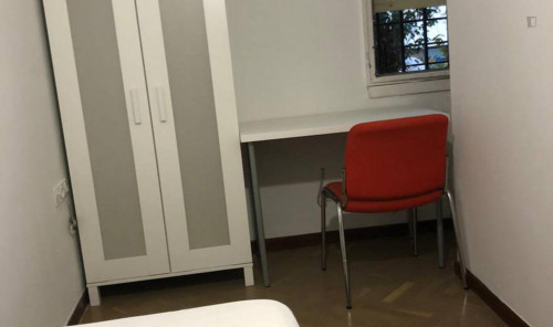 Single bedroom in a 10-bedroom flat, near Universidad de Sevilla