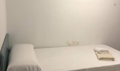 Single bedroom in a 10-bedroom flat, near Universidad de Sevilla