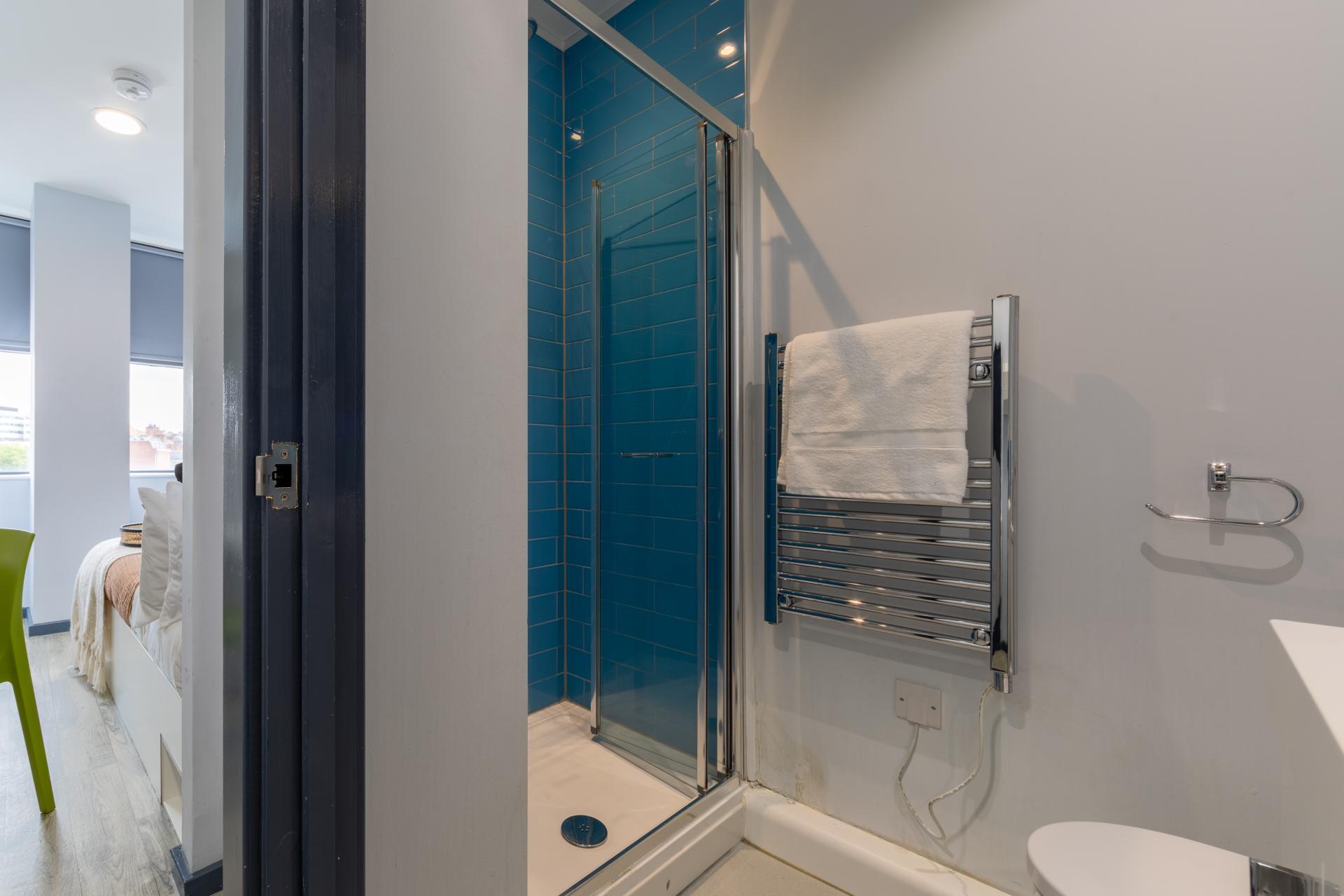 Silver En-Suite - Archer House - Gallery - 63