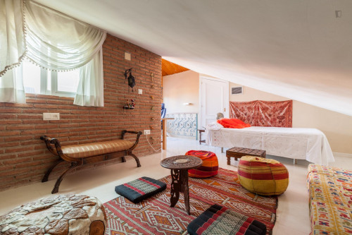 Room in an impressive house, near the University Campus, Albaicín in the center of Granada.
