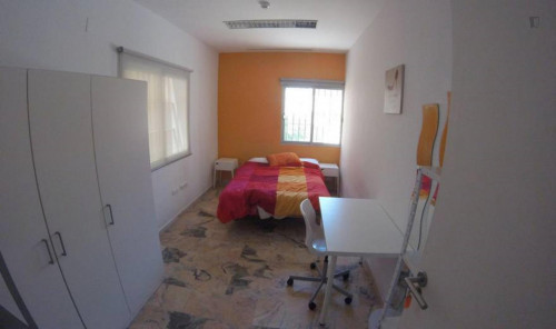 Sunny room in a fully equipped female house P18_*****)