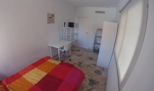 Sunny room in a fully equipped female house P18_*****)