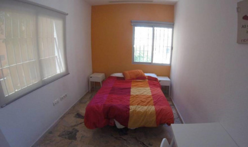 Sunny room in a fully equipped female house P18_*****)