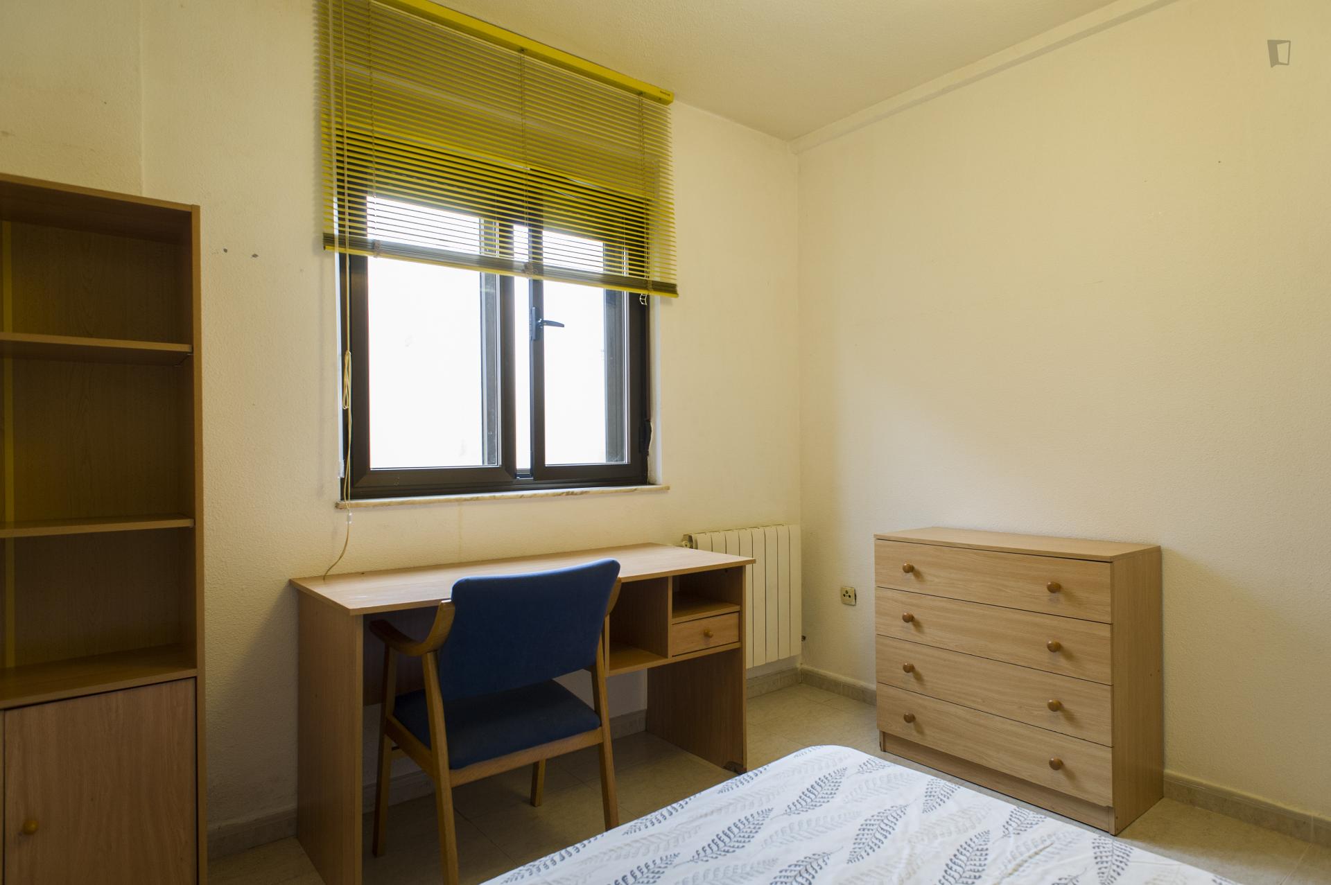 Snug single bedroom in a 6-bedroom flat, near Universidad De Salamanca
