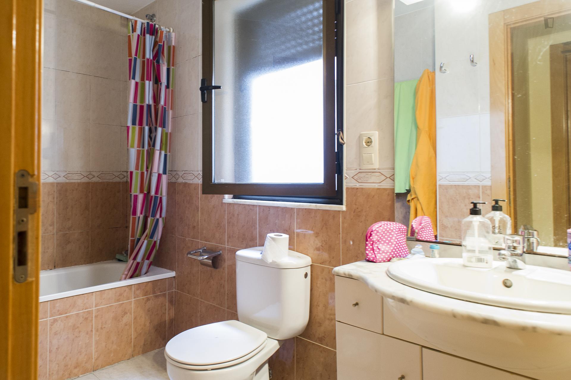 Snug single bedroom in a 6-bedroom flat, near Universidad De Salamanca