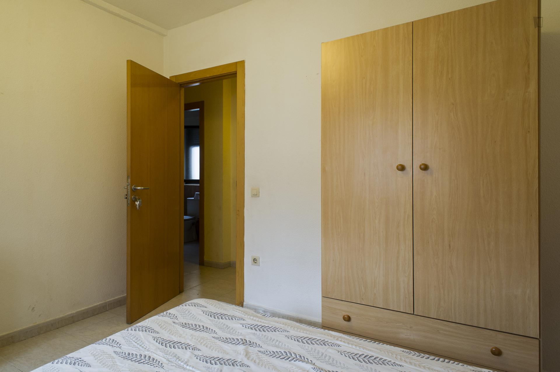 Snug single bedroom in a 6-bedroom flat, near Universidad De Salamanca
