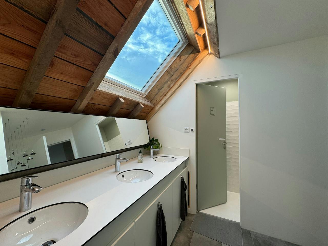  Single Cabine  -  Stylish house near Haut Lion Bus Stop Residence  - Gallery -  11