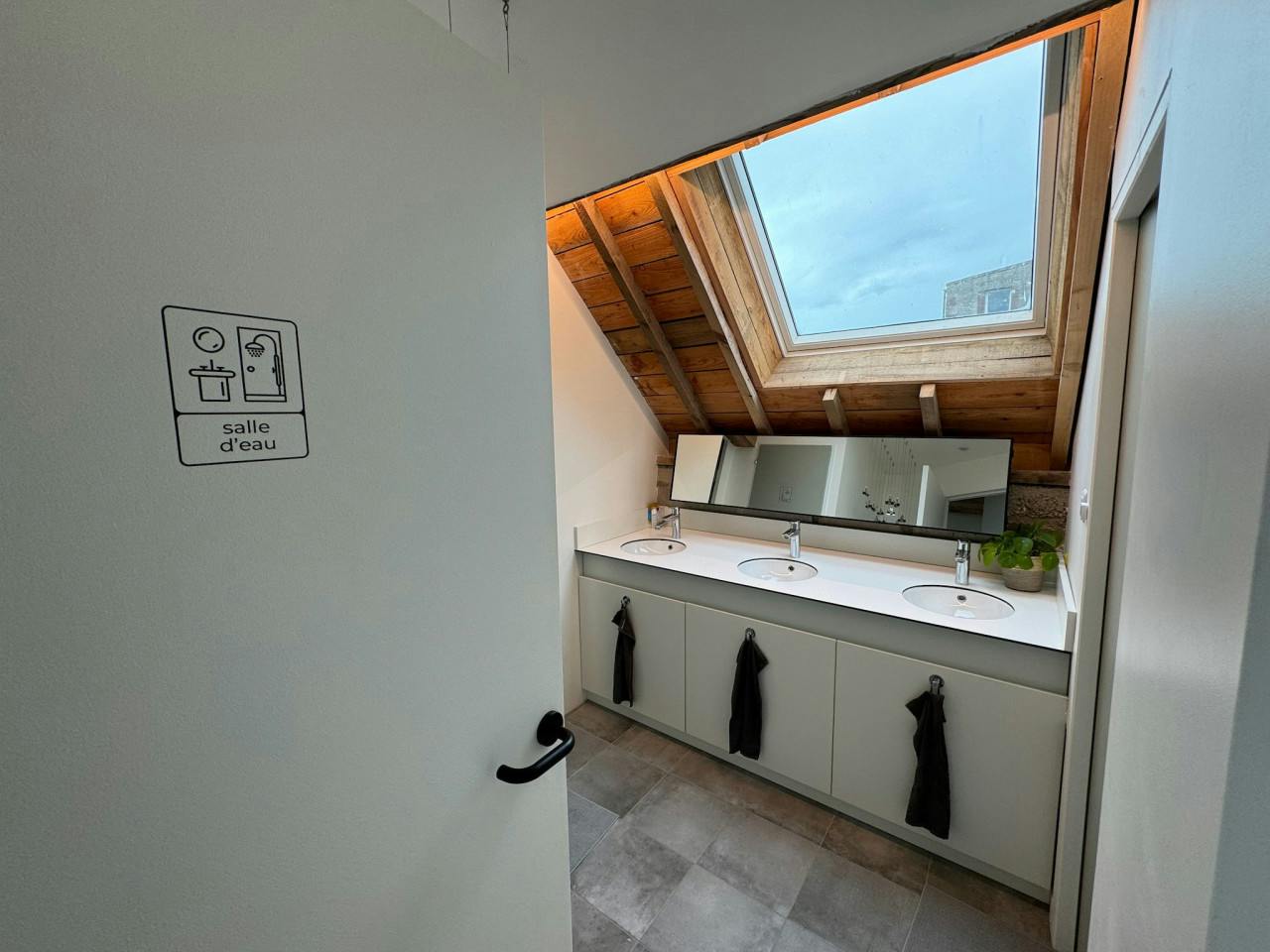  Single Cabine Premium  -  Stylish house near Haut Lion Bus Stop Residence  - Gallery -  22