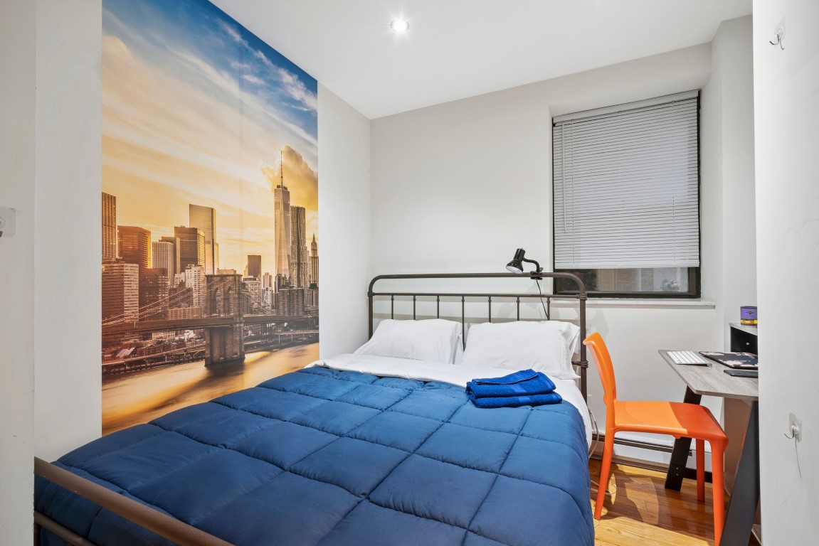  Private Room With Queen Size Bed And Desk  -  Manhattan Central Park West Home  - Gallery -  3