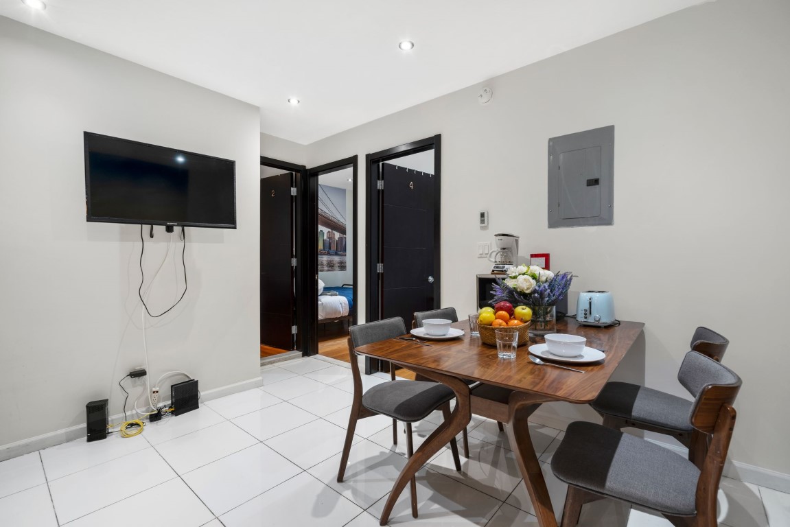 Private Room With Queen Size Bed And Desk - Manhattan Central Park West Home - Gallery - 8