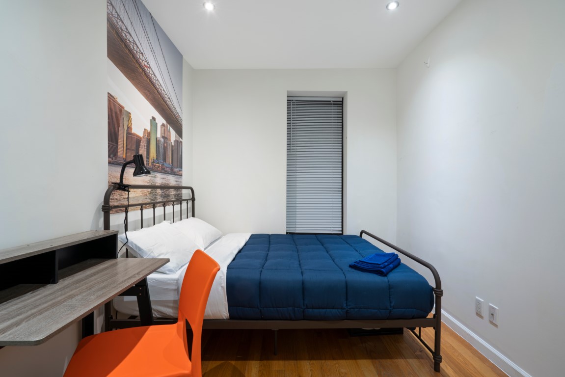 Private Room With Queen Size Bed And Desk - Manhattan Central Park West Home - Gallery - 7