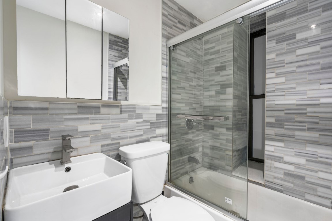 Private Room With Queen Size Bed And Desk - Manhattan Central Park West Home - Gallery - 2