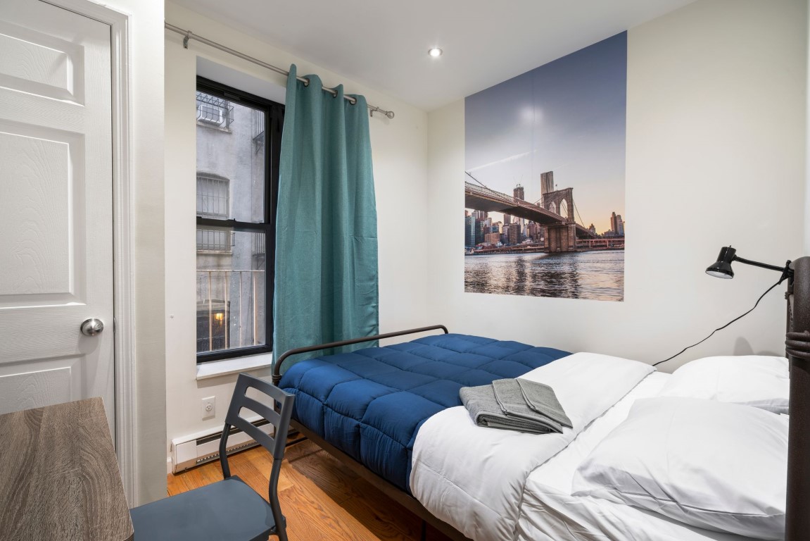  Private Room With Queen Size Bed And Desk  -  Manhattan Central Park West Home  - Gallery -  1