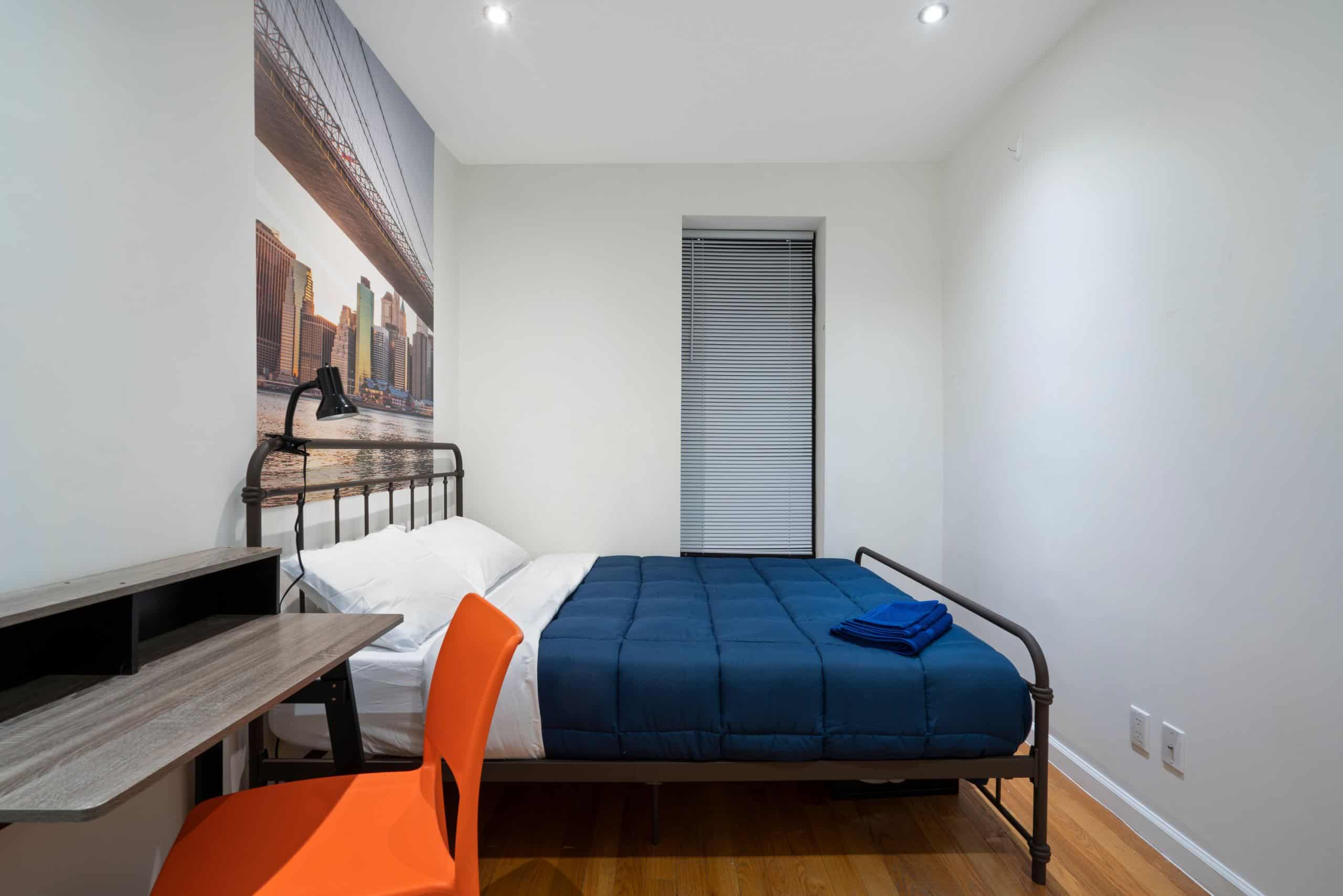 Queen Size Bed No Table / Full SIze Bed And Desk - Manhattan Central Park West Home - Gallery - 2