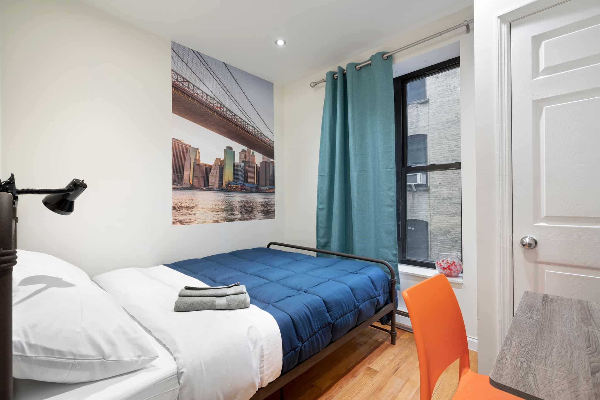  Queen Size Bed No Table / Full SIze Bed And Desk  -  Manhattan Central Park West Home  - Gallery -  1