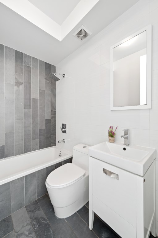  Suite + Bathroom  -  Lorimer Williamsburg Home  - Gallery -  11