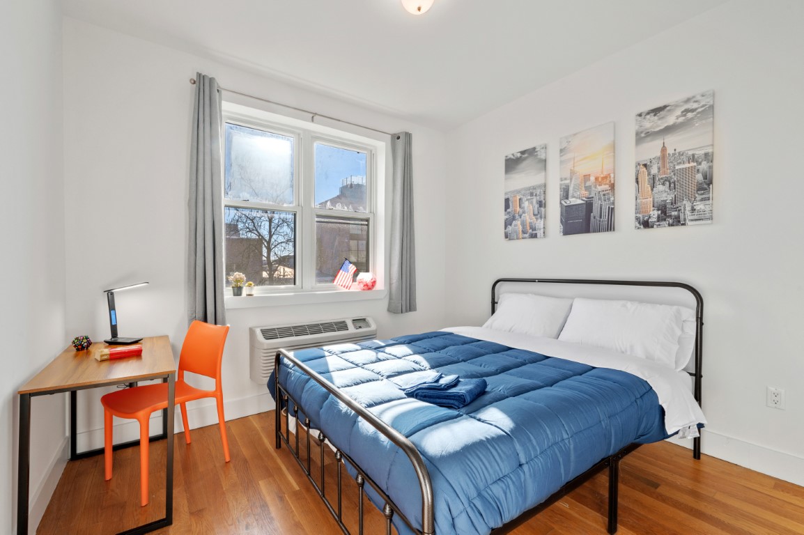  Suite + Bathroom  -  Lorimer Williamsburg Home  - Gallery -  1