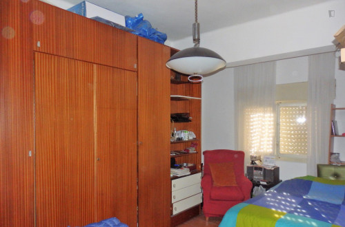 Neat double bedroom quite close to Universidad de Sevilla, just for students (20 to 35 years old)