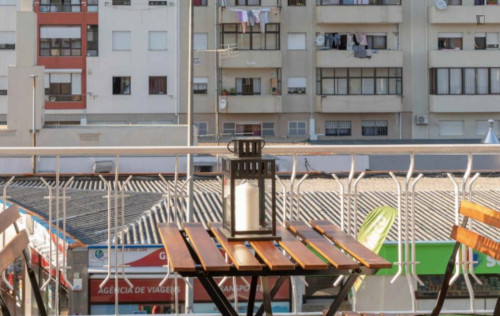 Bright double ensuite bedroom with balcony next to Parque Da Ponte