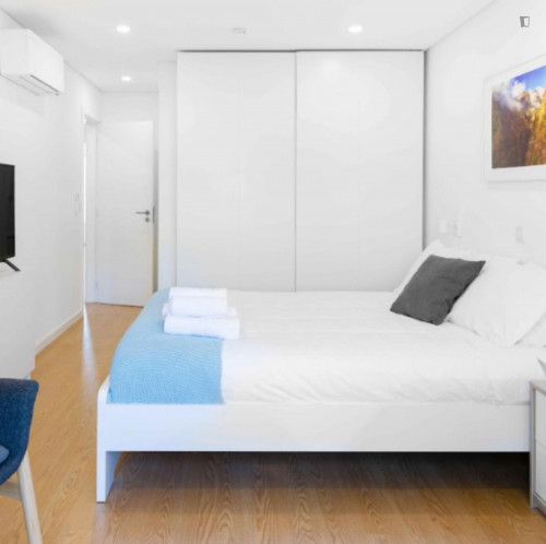 Bright double ensuite bedroom with balcony next to Parque Da Ponte