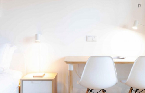 Bright double ensuite bedroom with balcony next to Parque Da Ponte