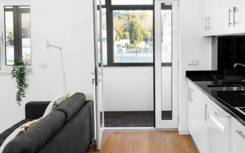 Bright double ensuite bedroom with balcony next to Parque Da Ponte