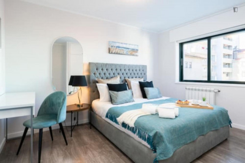 Elegant 4-bedroom apartment with balcony in the heart of Vila Nova de Gaia